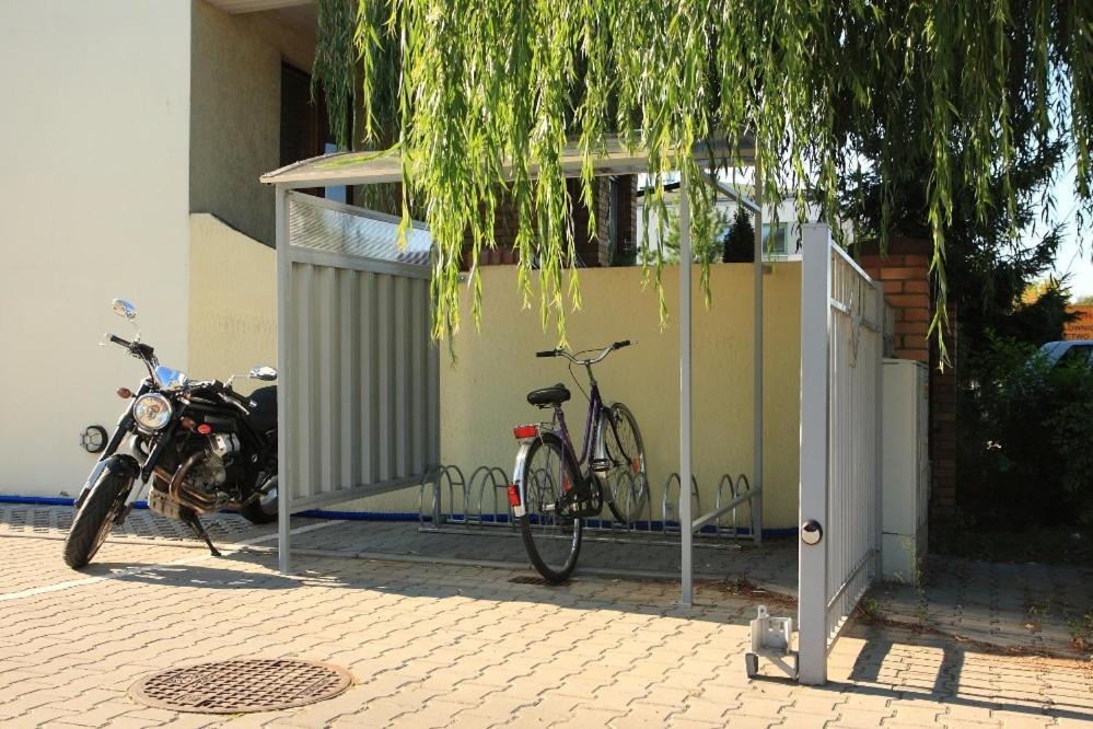 Leo Hostel Poznań Esterno foto